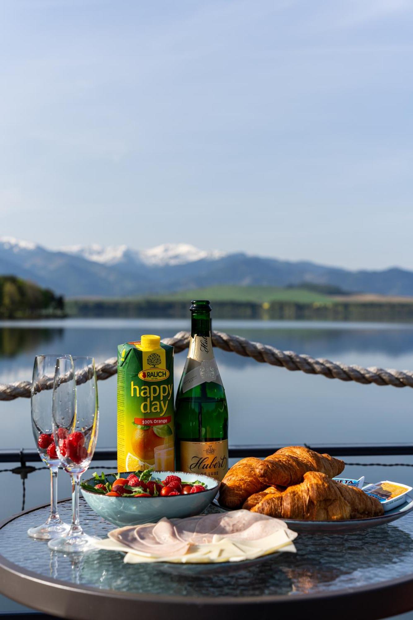 Hotel Aquachill Houseboat & Wellness Liptovský Trnovec Exteriér fotografie